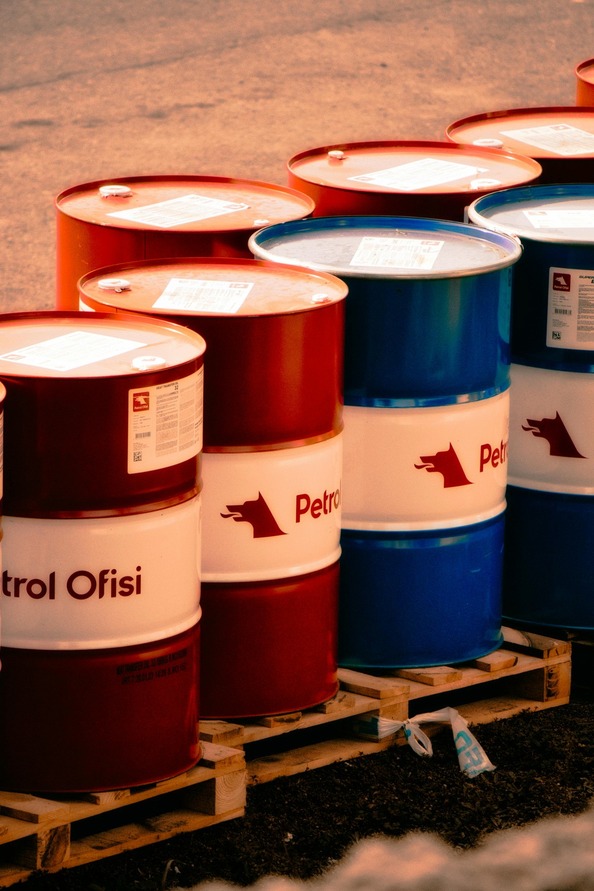 Petróleo dispara e atinge maior valor desde 2022 com escalada de tensão entre EUA e Irã em contexto de Finanças do Brasil