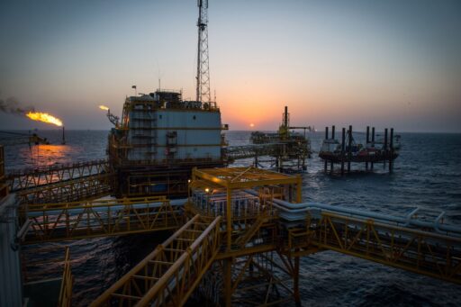 Petróleo registra forte queda com expectativa de acordo entre EUA e Irã em contexto de Política Econômica