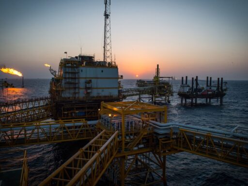 Petróleo registra forte queda com expectativa de acordo entre EUA e Irã em contexto de Política Econômica