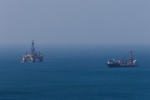 Barril de petróleo em refinaria com alta de preços no mercado internacional.