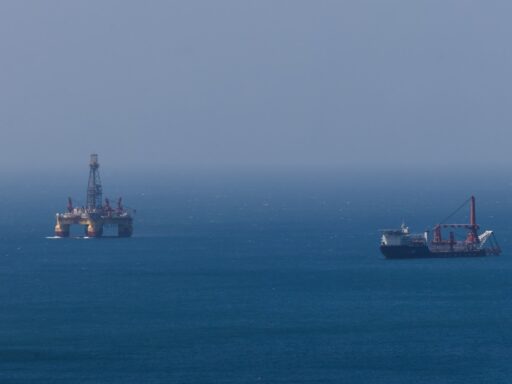 Barril de petróleo em refinaria com alta de preços no mercado internacional.