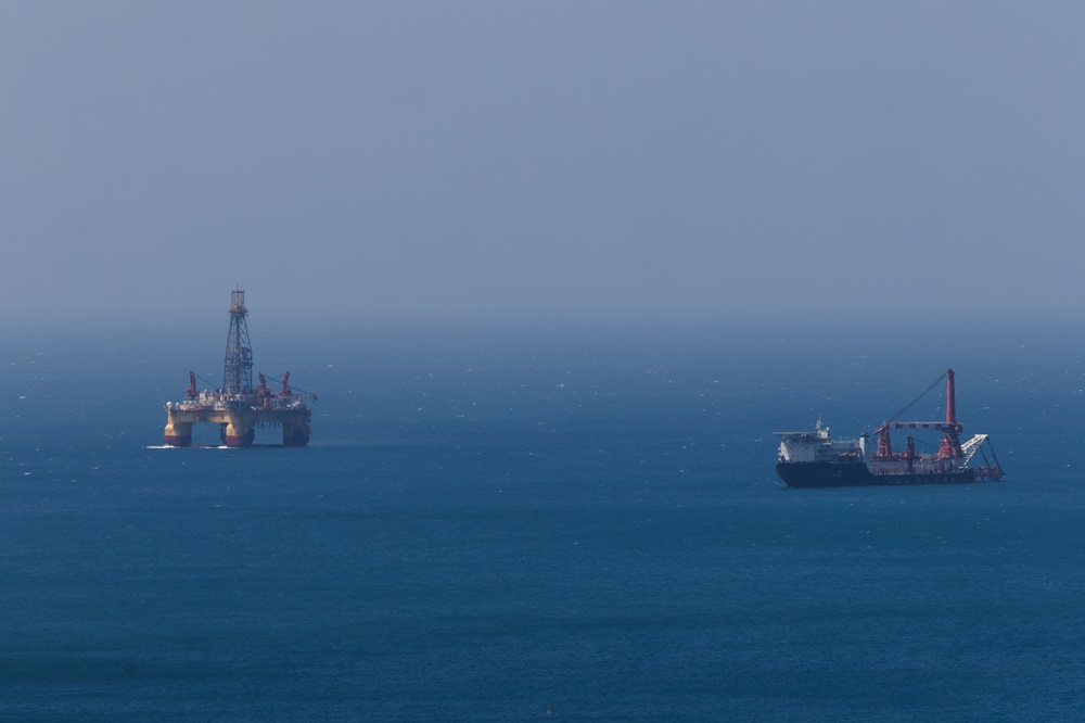 Barril de petróleo em refinaria com alta de preços no mercado internacional.