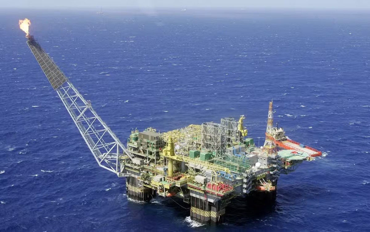 Barril de petróleo e extração na Bacia de Campos.
