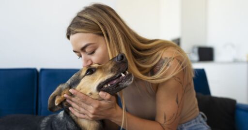 Pessoa interagindo com um cão em um ambiente doméstico.