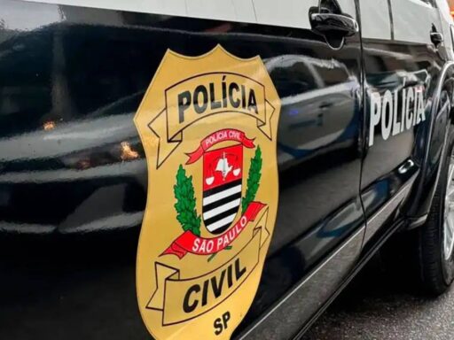 Agentes da Polícia Civil durante operação contra lavagem de dinheiro.