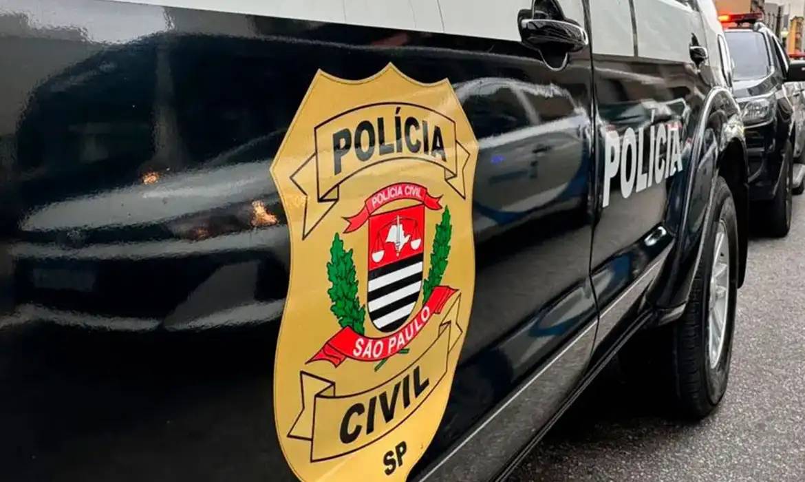 Agentes da Polícia Civil durante operação contra lavagem de dinheiro.