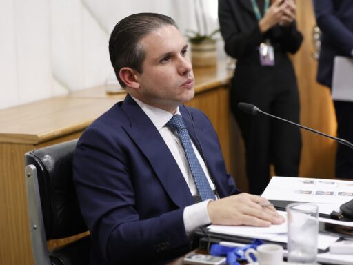 Presidente da Câmara pauta PEC do fim da escala 6x1 para votação no plenário em contexto de Política Econômica