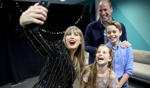 Príncipe William e Taylor Swift em evento público.