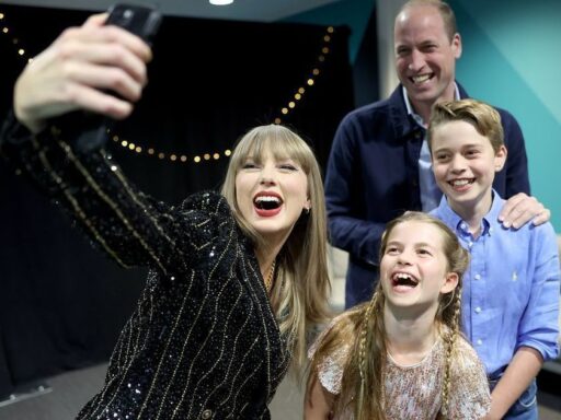 Príncipe William e Taylor Swift em evento público.