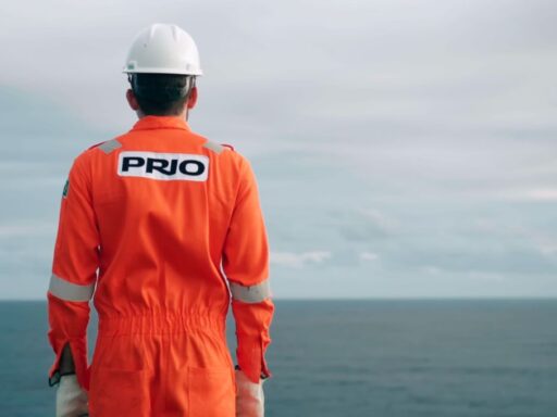 Plataforma de petróleo da Prio em operação no mar.