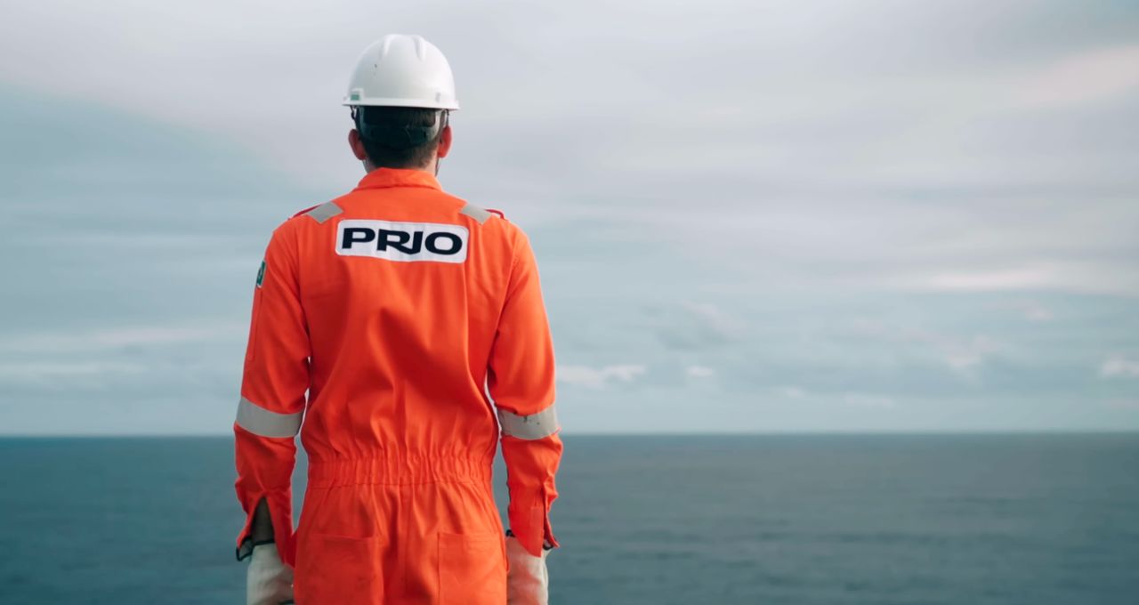 Plataforma de petróleo da Prio em operação no mar.