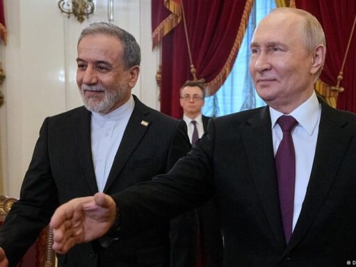 Presidente Vladimir Putin em reunião com o ministro iraniano Abbas Araghchi.