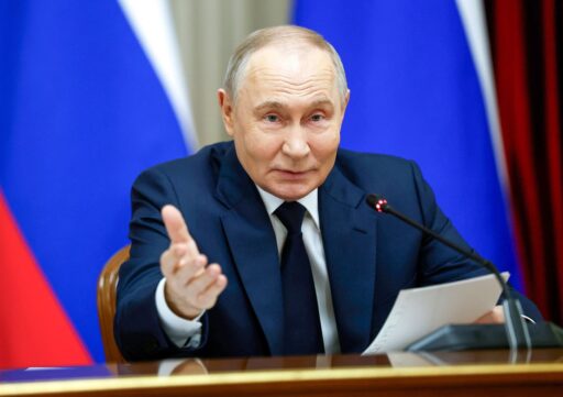 Vladimir Putin em reunião diplomática com o chanceler do Irã.