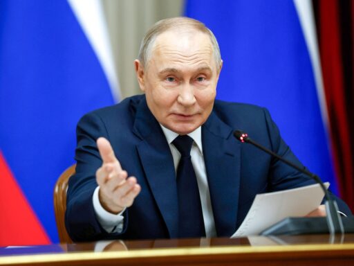 Vladimir Putin em reunião diplomática com o chanceler do Irã.