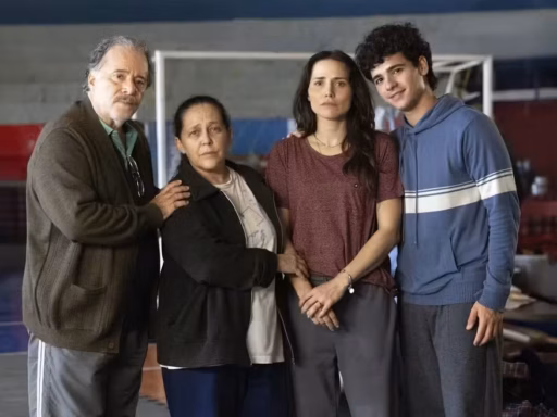 Cena da novela Quem Ama Cuida com os personagens Arthur e Adriana.