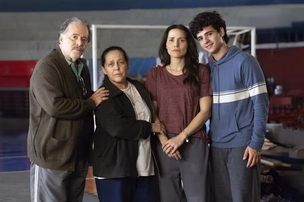 Cena da novela Quem Ama Cuida com os personagens Arthur e Adriana.