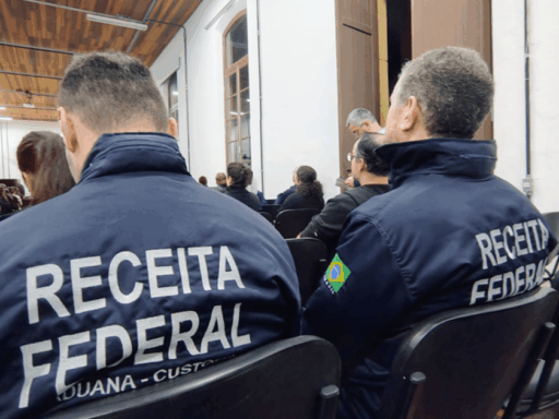 Representantes da Receita Federal e do Ministério Público em reunião de cooperação.
