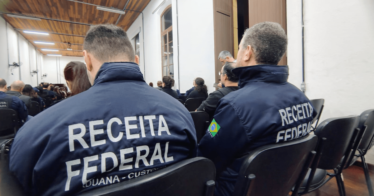 Representantes da Receita Federal e do Ministério Público em reunião de cooperação.