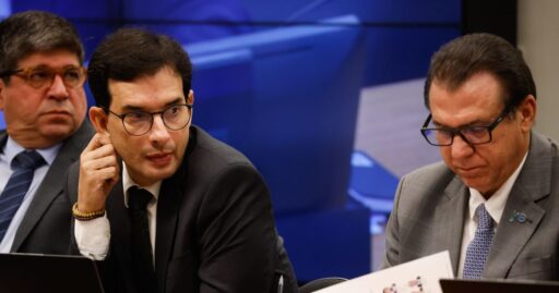 Relator da PEC do fim da escala 6x1 propõe flexibilização para salários acima de R$ 16 mil em contexto de Política Econômica