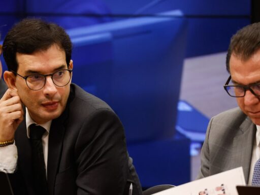 Relator da PEC do fim da escala 6x1 propõe flexibilização para salários acima de R$ 16 mil em contexto de Política Econômica