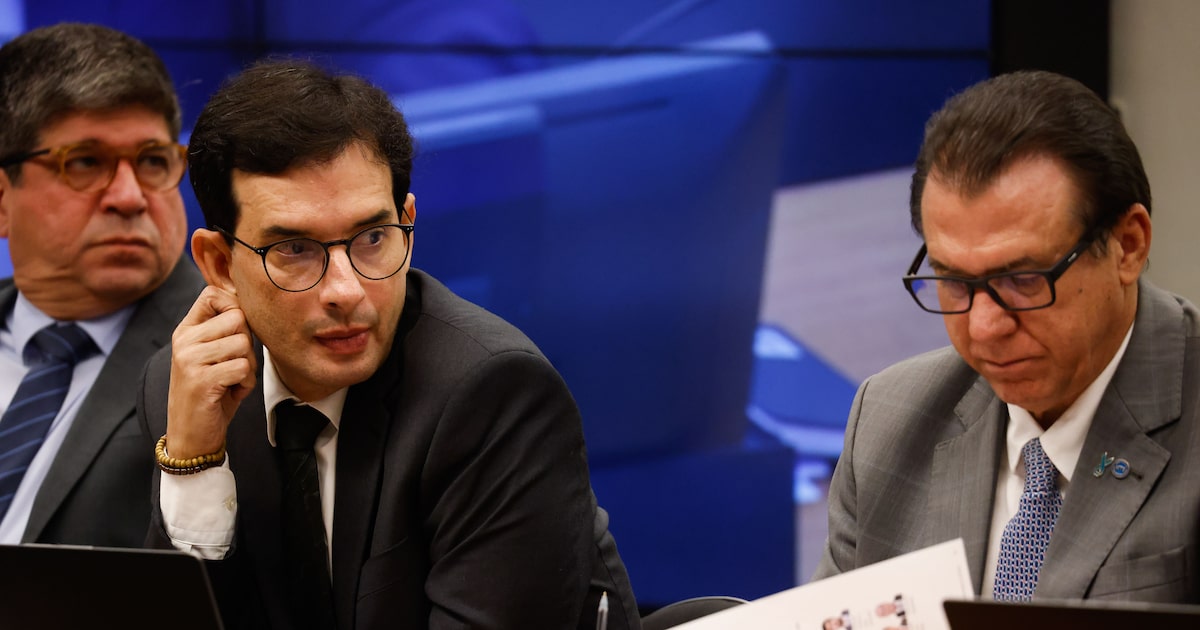 Relator da PEC do fim da escala 6x1 propõe flexibilização para salários acima de R$ 16 mil em contexto de Política Econômica