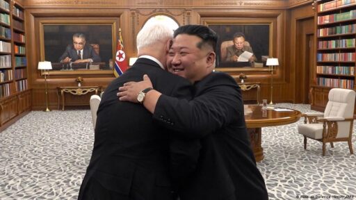 Ministro da Defesa russo Andrei Belousov em encontro oficial na Coreia do Norte.
