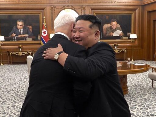 Ministro da Defesa russo Andrei Belousov em encontro oficial na Coreia do Norte.