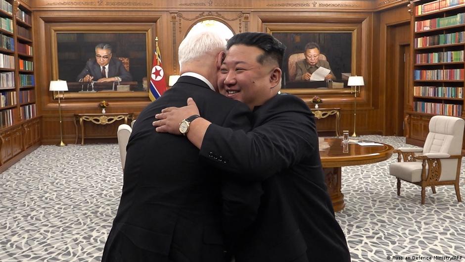 Ministro da Defesa russo Andrei Belousov em encontro oficial na Coreia do Norte.