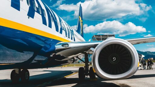 Avião da Ryanair em pista de aeroporto.