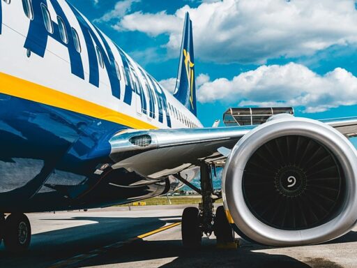 Avião da Ryanair em pista de aeroporto.
