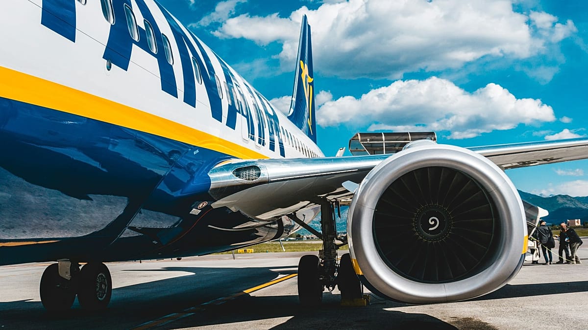 Avião da Ryanair em pista de aeroporto.