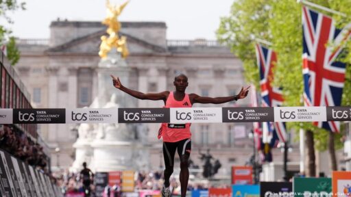 Sabastian Sawe celebrando recorde na Maratona de Londres.