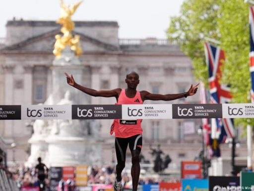 Sabastian Sawe celebrando recorde na Maratona de Londres.