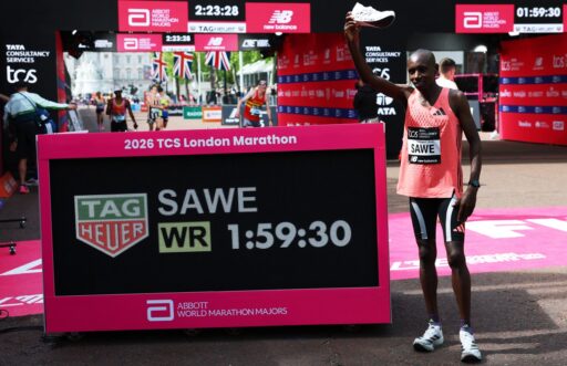 O atleta Sabastian Sawe cruzando a linha de chegada na Maratona de Londres.