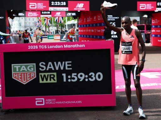 O atleta Sabastian Sawe cruzando a linha de chegada na Maratona de Londres.