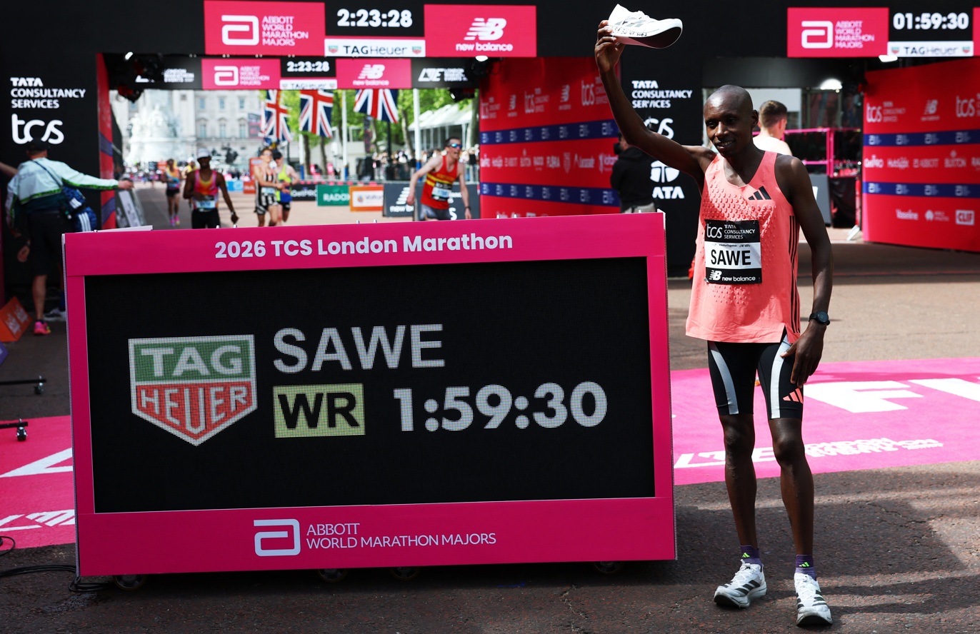 O atleta Sabastian Sawe cruzando a linha de chegada na Maratona de Londres.