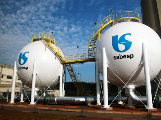 Logotipos da Sabesp e Emae em ambiente corporativo.
