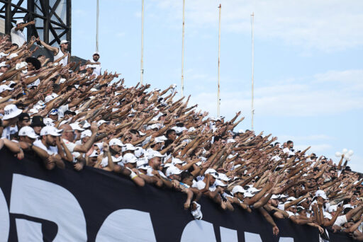 Partida entre Santos e Atlético-MG pelo Campeonato Brasileiro.