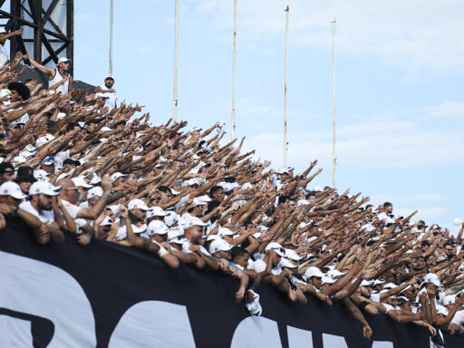 Partida entre Santos e Atlético-MG pelo Campeonato Brasileiro.