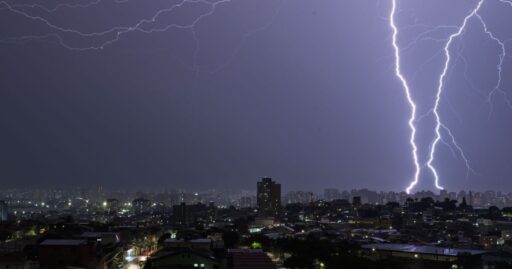 Vista da cidade de São Paulo sob chuva intensa.