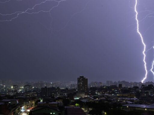 Vista da cidade de São Paulo sob chuva intensa.