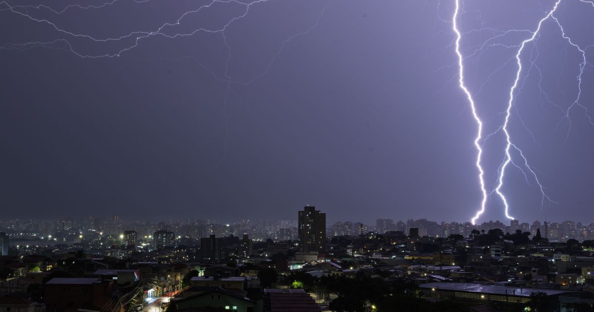 Vista da cidade de São Paulo sob chuva intensa.