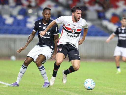 Jogadores do São Paulo e Remo em disputa de bola no Mangueirão.