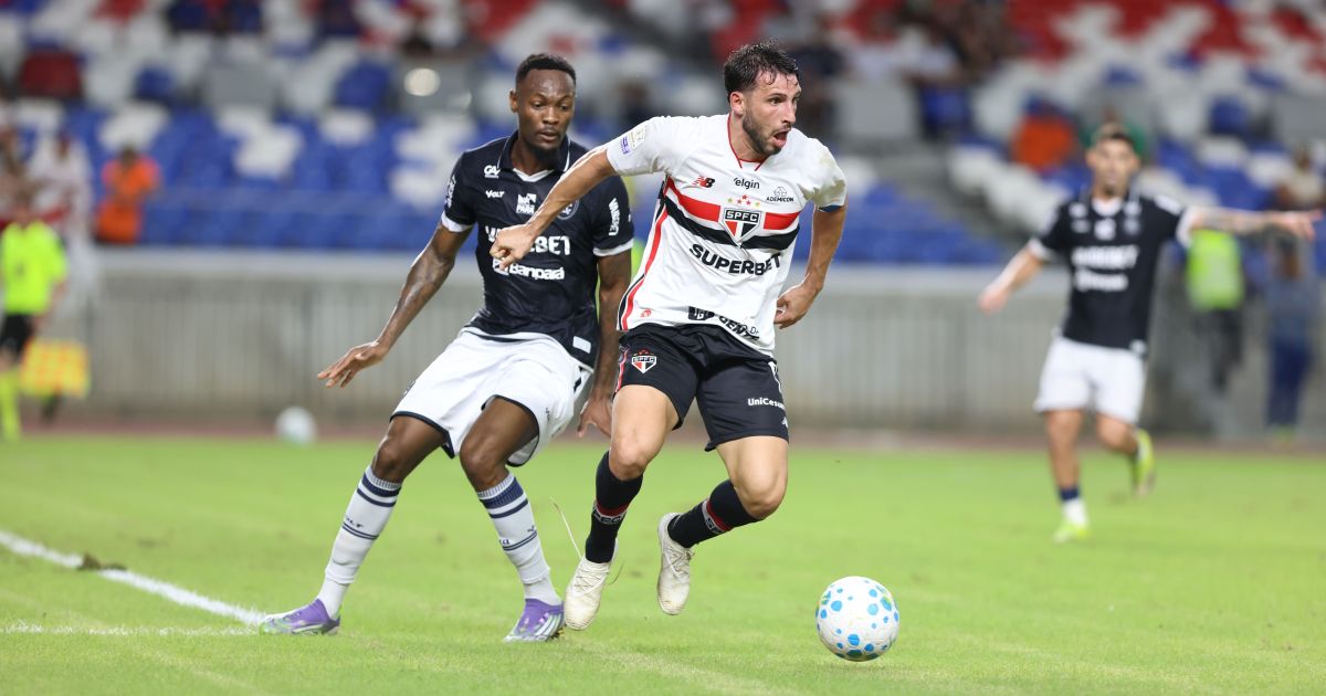 Jogadores do São Paulo e Remo em disputa de bola no Mangueirão.