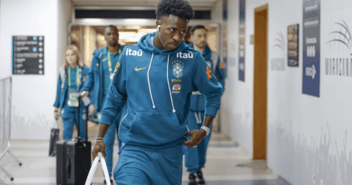 Jogadores da Seleção Brasileira no gramado do Maracanã.