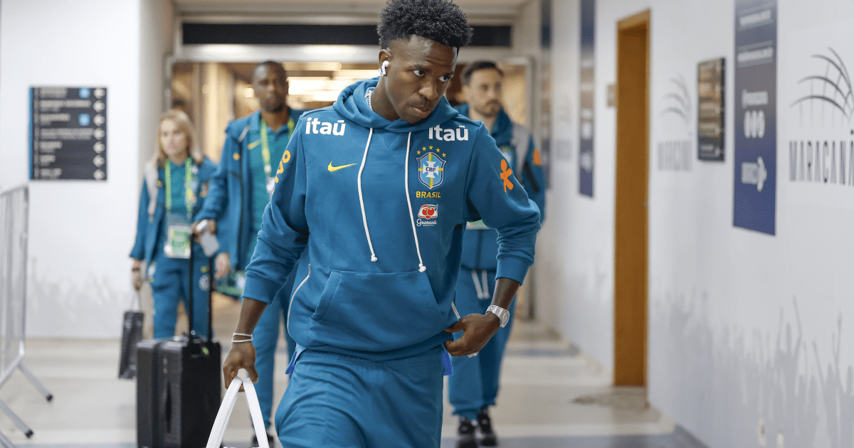 Jogadores da Seleção Brasileira no gramado do Maracanã.