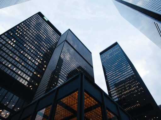 Prédios de alto padrão em centro financeiro representando o setor imobiliário.