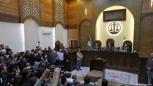 Tribunal em Damasco durante sessão de julgamento de ex-oficiais sírios.