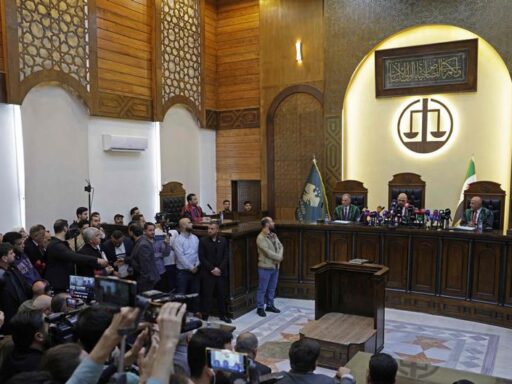 Tribunal em Damasco durante sessão de julgamento de ex-oficiais sírios.