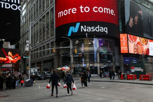 Movimentação na bolsa de valores de Nova York durante pregão recorde.